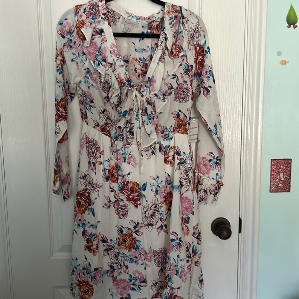 Cute passport dress 👗 very comfortable, cute neck and sleeves🌸